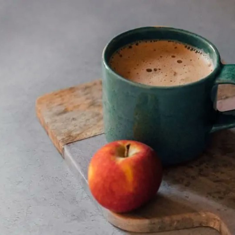 التفاح أم القهوة لجعلك مستيقظا عند شعورك بالنعاس؟